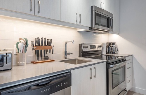Cite Multimedia Apartment | QUaint 2 BR- Parking -Square Vic