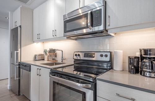 Cite Multimedia Apartment | QUaint 2 BR- Parking -Square Vic