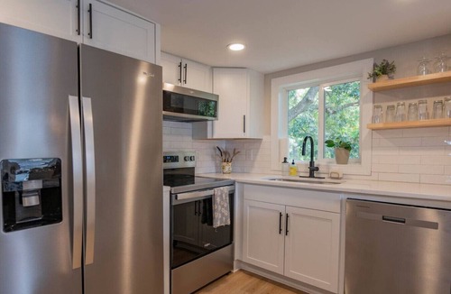 Madison Heights Apartment | *Quaint 3BD Home 2 King Beds 3TVs Free Wifi*