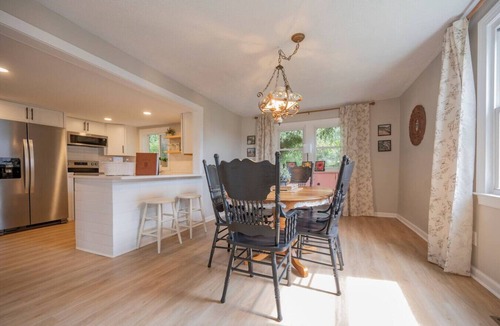 Madison Heights Apartment | *Quaint 3BD Home 2 King Beds 3TVs Free Wifi*