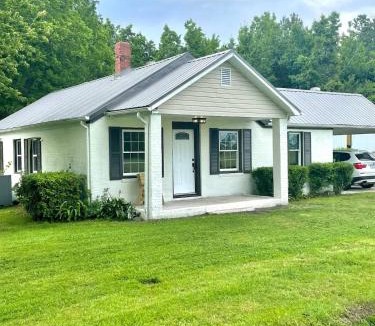 Fairfield House | Quaint 3BR Home on 3 acres 1hr to OBX
