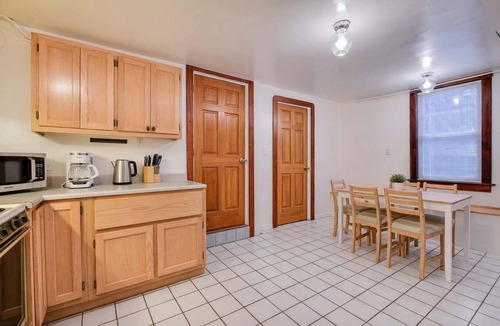 Golden Gate Apartment | Quaint and Charming 2BR APT in Central Oakland