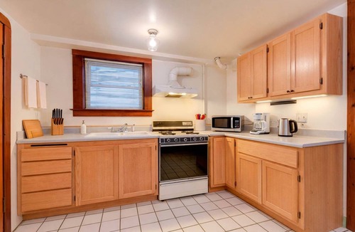 Golden Gate Apartment | Quaint and Charming 2BR APT in Central Oakland