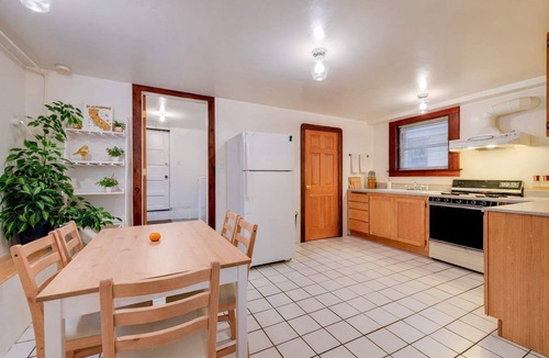 Golden Gate Apartment | Quaint and Charming 2BR APT in Central Oakland
