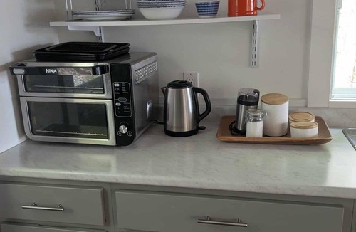 Newport Landing Cottage | Quaint and Cozy 2-bedroom Lakefront Cottage