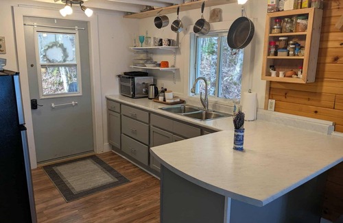 Newport Landing Cottage | Quaint and Cozy 2-bedroom Lakefront Cottage