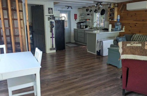 Newport Landing Cottage | Quaint and Cozy 2-bedroom Lakefront Cottage