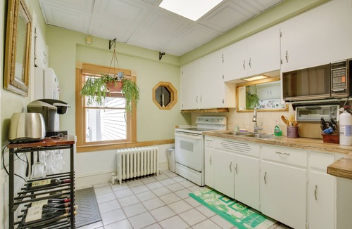 Beverly House | Quaint Beverly Townhome: Walk to Beach & Downtown!