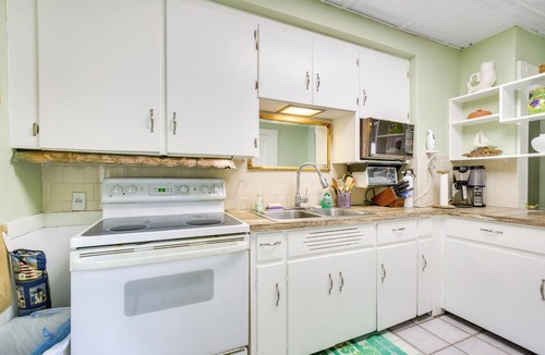 Beverly House | Quaint Beverly Townhome: Walk to Beach & Downtown!