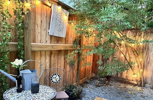 Greenway Plaza-Upper Kirby Apartment | Quaint Boho
