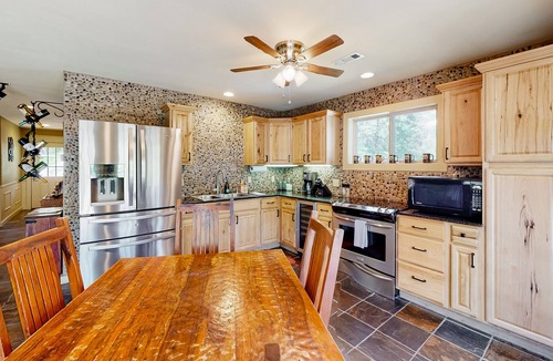 Eureka Springs Cabin | Quaint cabin on Beaver Lake with kayaks, hot tub, firepits, wood stove, grill