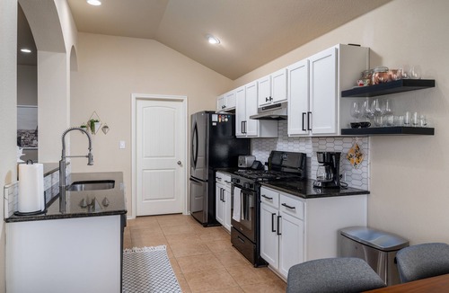 Kyle House | Quaint Charm & Modern Comfort - Lovely 3 bedroom in Kyle, TX
