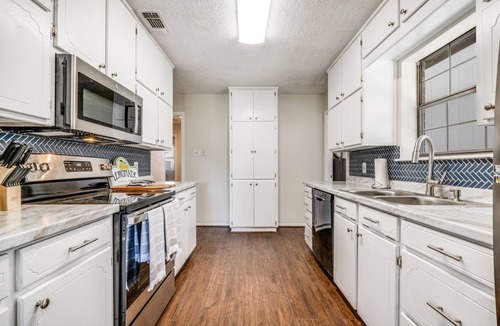 Justin House | Quaint City of Justin STEPS away- 5 Min to raceway. Just remodeled Dog friendly