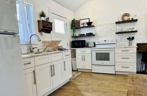 Grove Cottage | Quaint Clean Cottage with Lake Access and King Bed