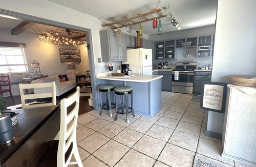 Aubrey House | Quaint Coach House on 50 acre horse ranch