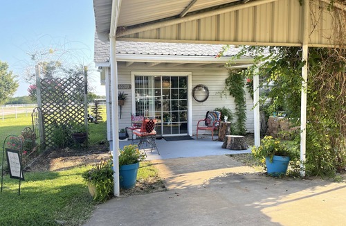 Aubrey House | Quaint Coach House on 50 acre horse ranch