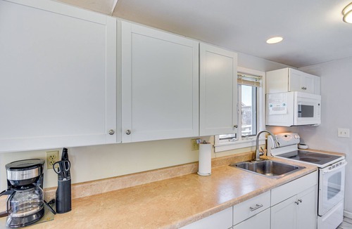 Quonochontaug Cottage | Quaint Coastal Cottage with Patio!