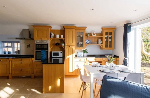 West Wittering House | Quaint Coastal Cottage - 5 mins from Beach