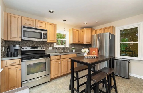 Bausman House | Quaint & Convenient Lancaster Farmette w/Hot Tubnn