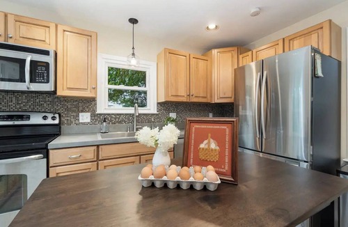 Bausman House | Quaint & Convenient Lancaster Farmette w/Hot Tubnn