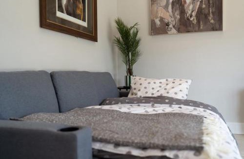 Stamford Apartment | Quaint converted stables in Carlby