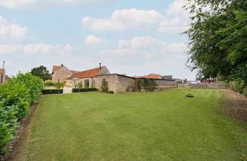 Stamford Apartment | Quaint converted stables in Carlby