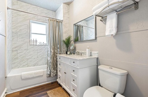 Waco Apartment | Quaint Cottage downtown Waco close to Magnolia, Baylor uni., Cameron Park Zoo.