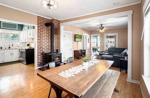 Cascade Cabin | Quaint Cottage in downtown Cascade