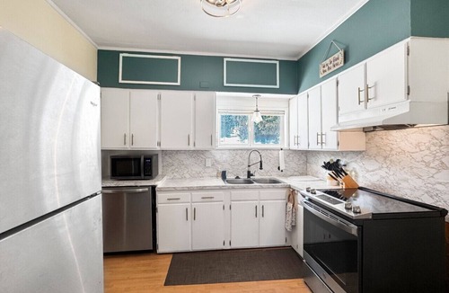 Cascade Cabin | Quaint Cottage in downtown Cascade