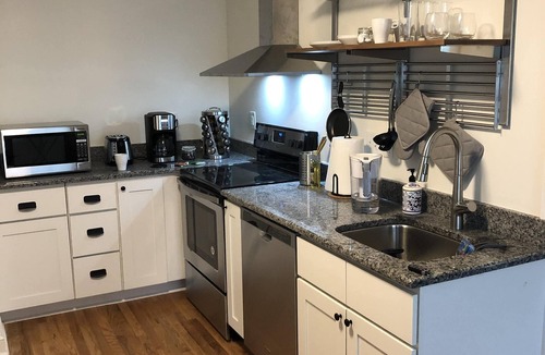 East Durham Apartment | Quaint Cottage Minutes From Downtown. Fiber internet, off-street parking!