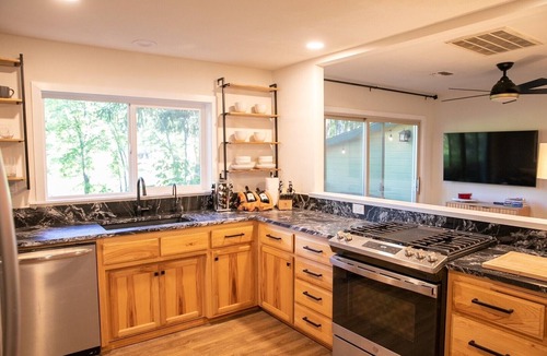 Grants Pass House | Quaint cottage on the beautiful Rogue River!