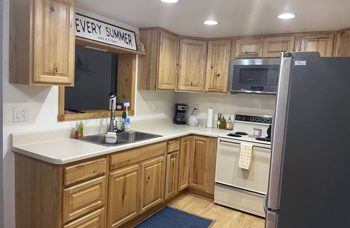 Houghton Lake House | Quaint Cottage with lake access.