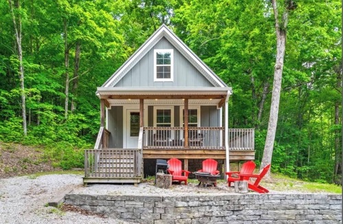 Christian County Cottage | Quaint cottage with 3 queen beds and screened porch.