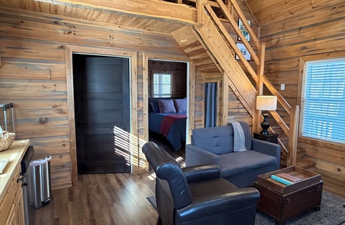 Christian County Cottage | Quaint cottage with 3 queen beds and screened porch.