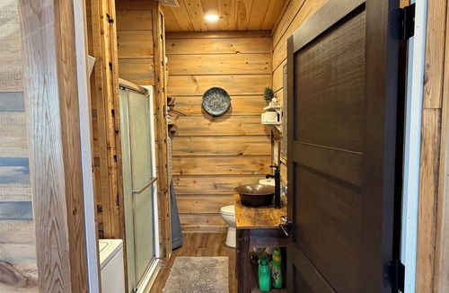 Christian County Cottage | Quaint cottage with 3 queen beds and screened porch.