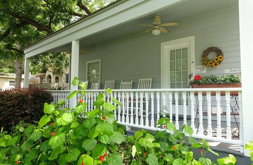 New Braunfels Cottage | Quaint Cozy Cottage, walking distance to downtown, Comal River & Schlitterbahn