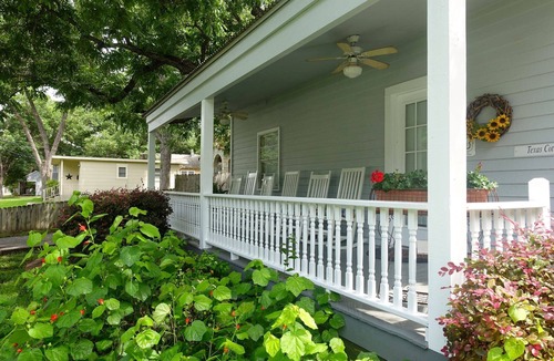 New Braunfels Cottage | Quaint Cozy Cottage, walking distance to downtown, Comal River & Schlitterbahn