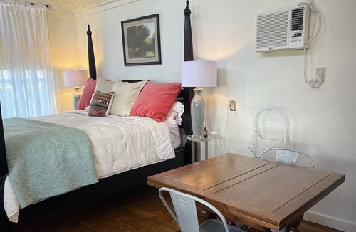 Smithville Cottage | Quaint, Cozy Cottage in Historic Downtown