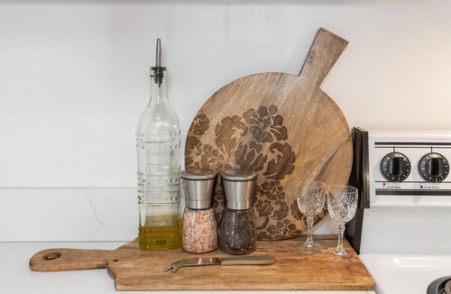 Greenwood House | Quaint & cozy, Newly Redesigned, Covered Deck, Pet-friendly!