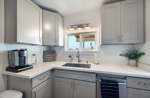 Greenwood House | Quaint & cozy, Newly Redesigned, Covered Deck, Pet-friendly!