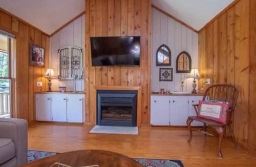 Pineville Cabin | Quaint, Cute & Central! **Downstairs ONLY!!!**