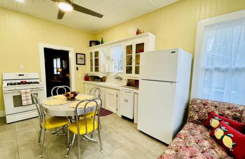 Lafayette House | Quaint Cute Cottage Fully Equipped in Louisiana