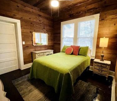 Lafayette House | Quaint Cute Cottage Fully Equipped in Louisiana