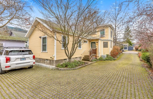 Ashland Apartment | Quaint Downtown Ashland Studio- pet friendly!