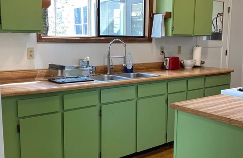 Astoria House | Quaint Downtown Cottage