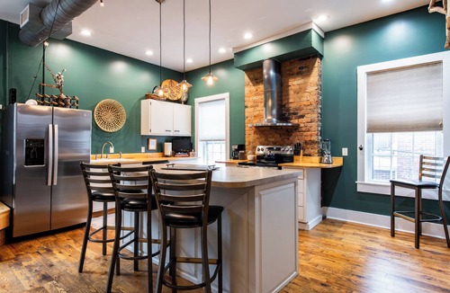 New Albany House | Quaint Downtown, Walk to Dinner & Shops, Rooftop, Great for Groups, 10+ Beds