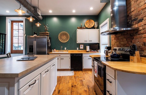 New Albany House | Quaint Downtown, Walk to Dinner & Shops, Rooftop, Great for Groups, 10+ Beds