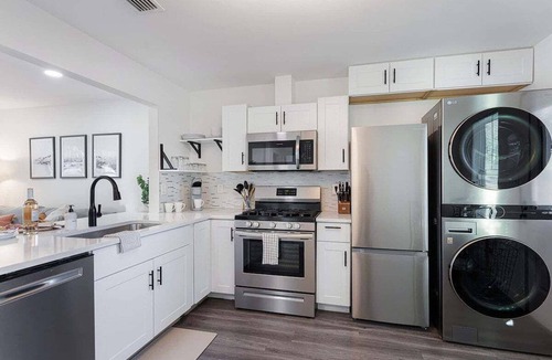 MLK House | Quaint E. Austin Home, Work Travel, Fenced Yard