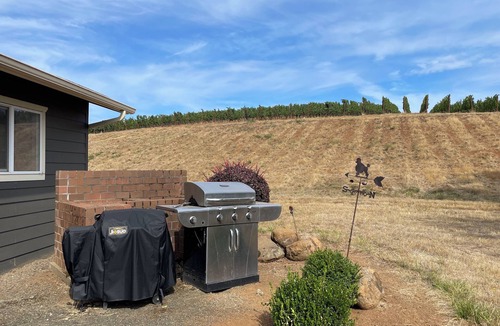 Polk County House | Quaint farmhouse with spectacular views - large deck & fire pit