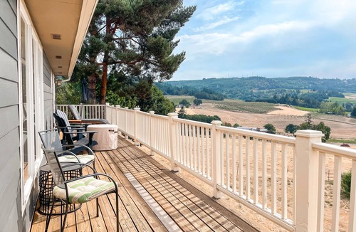 Polk County House | Quaint farmhouse with spectacular views - large deck & fire pit